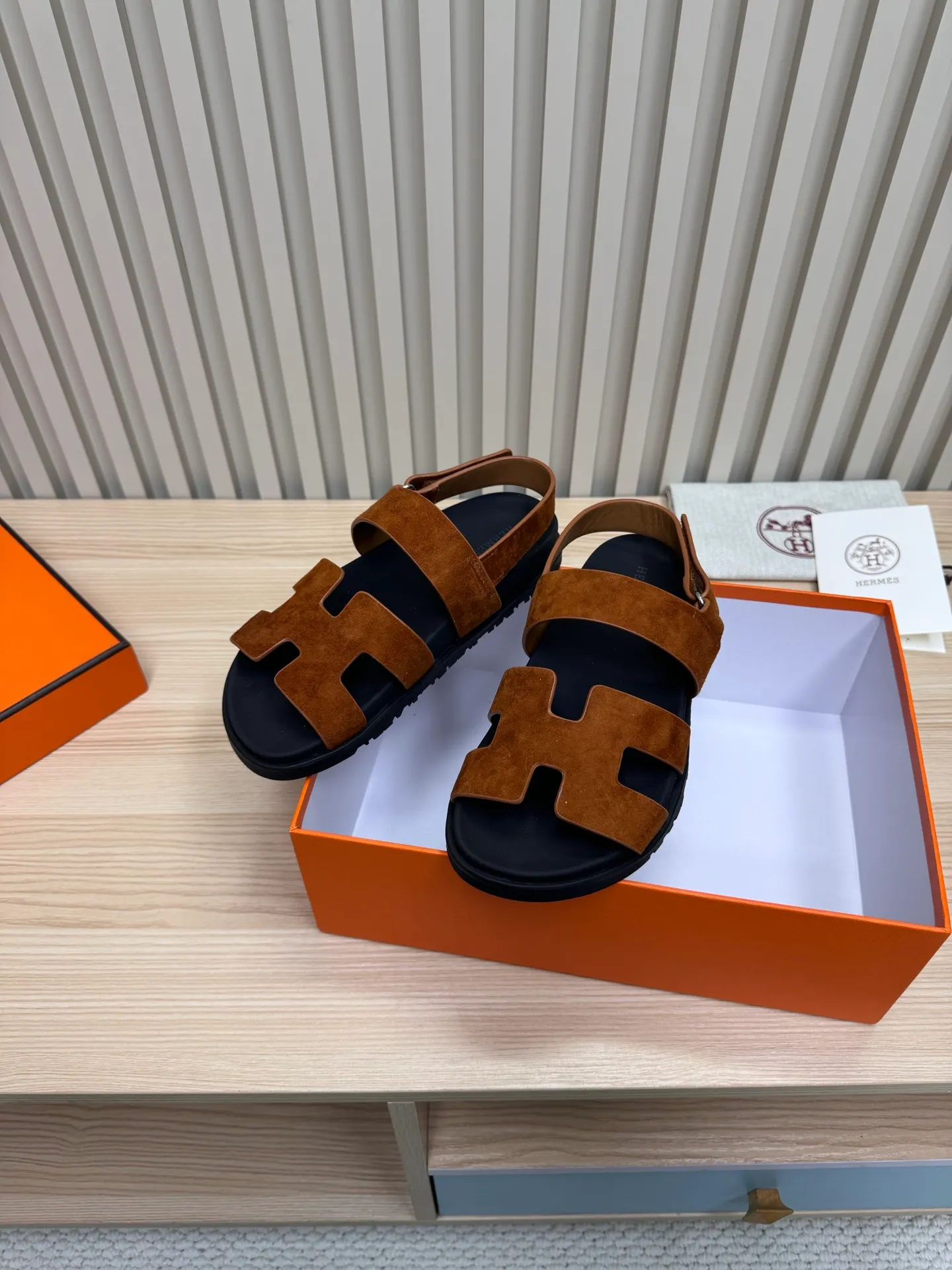 👟👟Ex-factory price 502👟👟Hermes🐎The extremely popular couple’s second uncle slippers/golden sandals and slippers, paired with various colorful socks, are so trendy!  ———————— Upper: imported cowhide/sheep leather/cloth/palmprint leather lining: imported cowhide/sheepskin outsole: Tpu non-slip and wear-resistant outsole Female size: 35-42 (40.41.42 non-returnable and non-exchangeable) Male code: 39-45 (45 non-returnable and non-exchangeable)